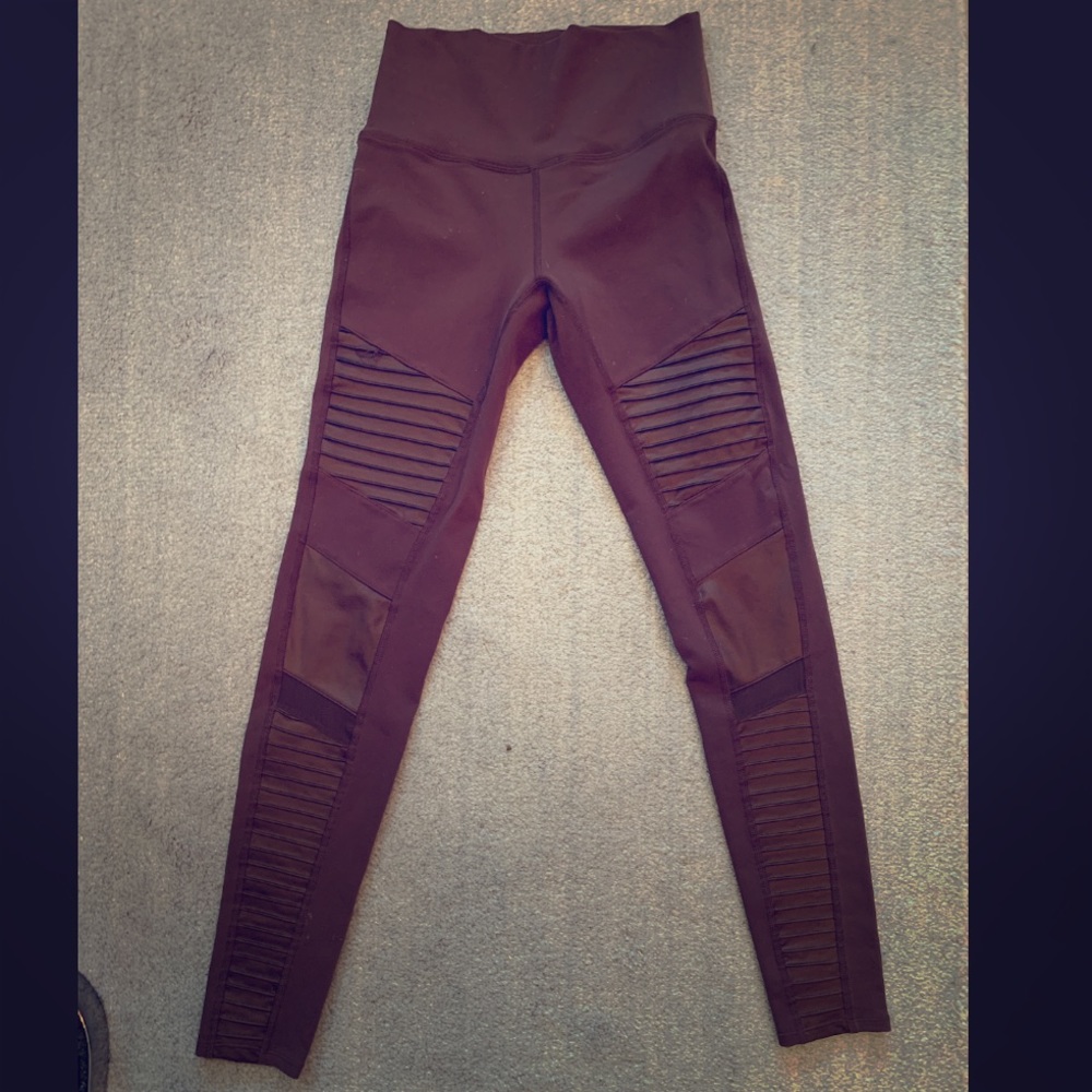Alo Yoga Motto Legging in Mink | Size M